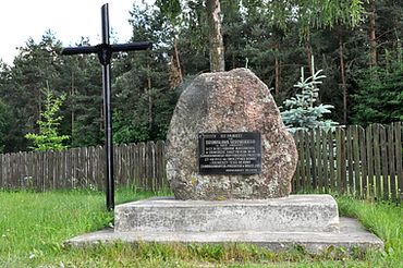 Pomnik - granitowy kamień na postumencie z umieszczoną tablicą. Fot. K. Wodowska