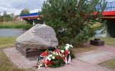 Kamień upamiętniający przeprawę wojsk generała F. Kleeberga w 1939 r.przez Tyśmienicę. fot. B. Sozoniuk