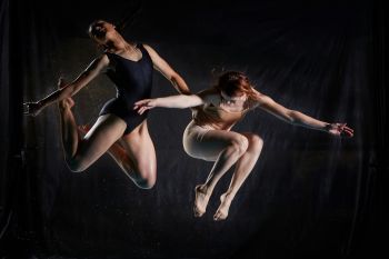 Wernisaż Wystawy Fotografii Above Water Modern Ballet Michała Sierpnia w Kofi&Ti